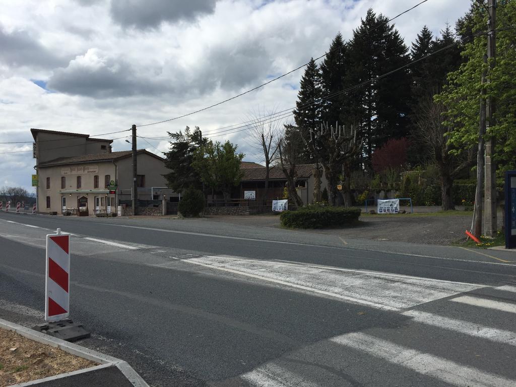 Hotel Saint Pierre Les Sauvages  Exterior photo